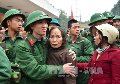 Thanh niên vùng Bắc Trung Bộ hăng hái lên đường nhập ngũ ảnh 1